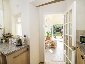 Casa de campo | Cocina privada | Microondas, placa de cocina, lavavajillas y utensilios de cocina