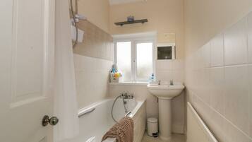 Cottage | Badkamer | Een douche, een haardroger