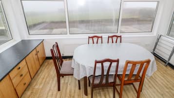 Cottage | Private kitchen | Fridge, cookware/dishes/utensils