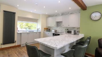 Cottage | Private kitchen | Fridge, cookware/dishes/utensils