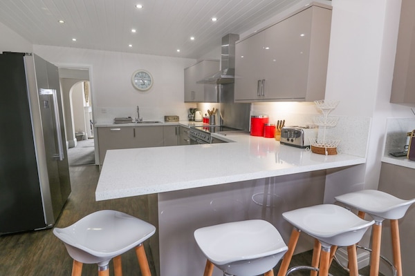 Cottage | Private kitchen | Dishwasher, highchair, cookware/dishes/utensils