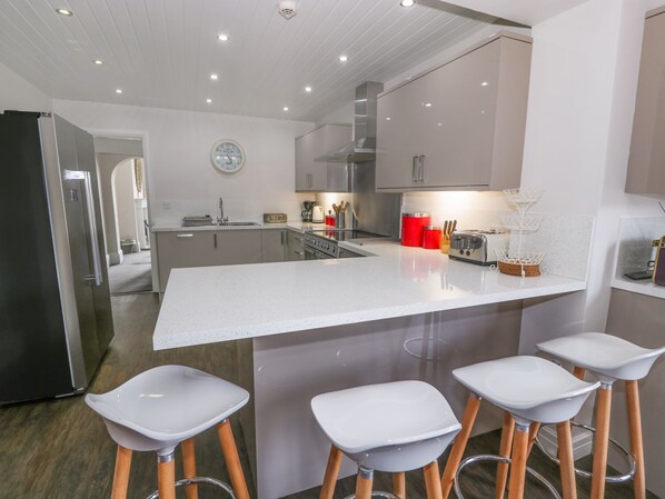 Cottage | Private kitchen | Dishwasher, highchair, cookware/dishes/utensils - Westpoint (Llandudno)