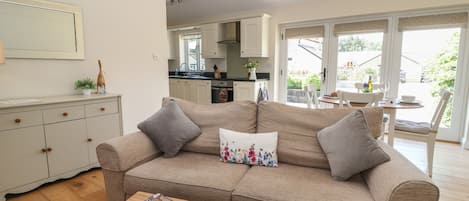 Cottage | Living area | TV