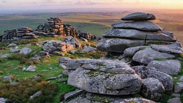 Un cairn de pierres et des rochers dans un paysage naturel.