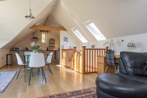 Cottage | Dining