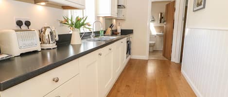 Cottage | Private kitchen | Fridge, microwave, stovetop, dishwasher