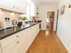 Cottage | Private kitchen | Fridge, microwave, stovetop, dishwasher - Ewecub Barn (Witney)