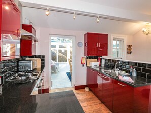 Cottage | Cucina privata | Frigorifero, microonde, piano cottura, lavastoviglie