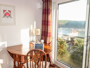 Cottage | Private kitchen | Fridge, microwave, stovetop, dishwasher - Harbour Heights (Dartmouth)