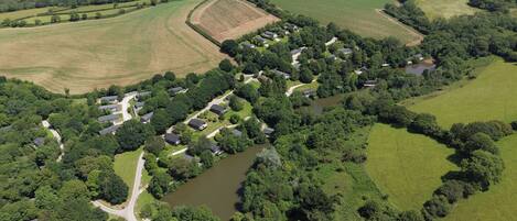 Vist aeri d'una zona rural amb camps, un riu i cases disperses.