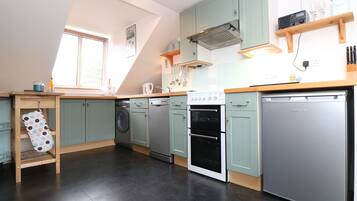 Cottage | Private kitchen | Fridge, microwave, stovetop, dishwasher