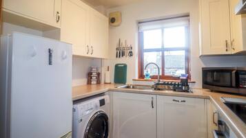 Cottage | Private kitchen | Microwave, stovetop, dishwasher, cookware/dishes/utensils