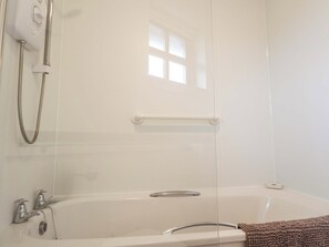 Casa rural | Bany | Dutxa i assecador de cabells 