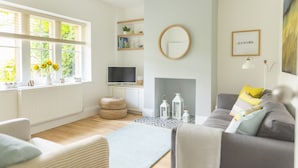 Una sala de estar moderna con chimenea, televisor y una zona de estar acogedora.