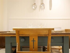 Cottage | Private kitchen | Dishwasher, highchair, cookware/dishes/utensils - Hare House (Chipping Norton)