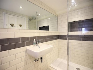 Cottage | Bathroom