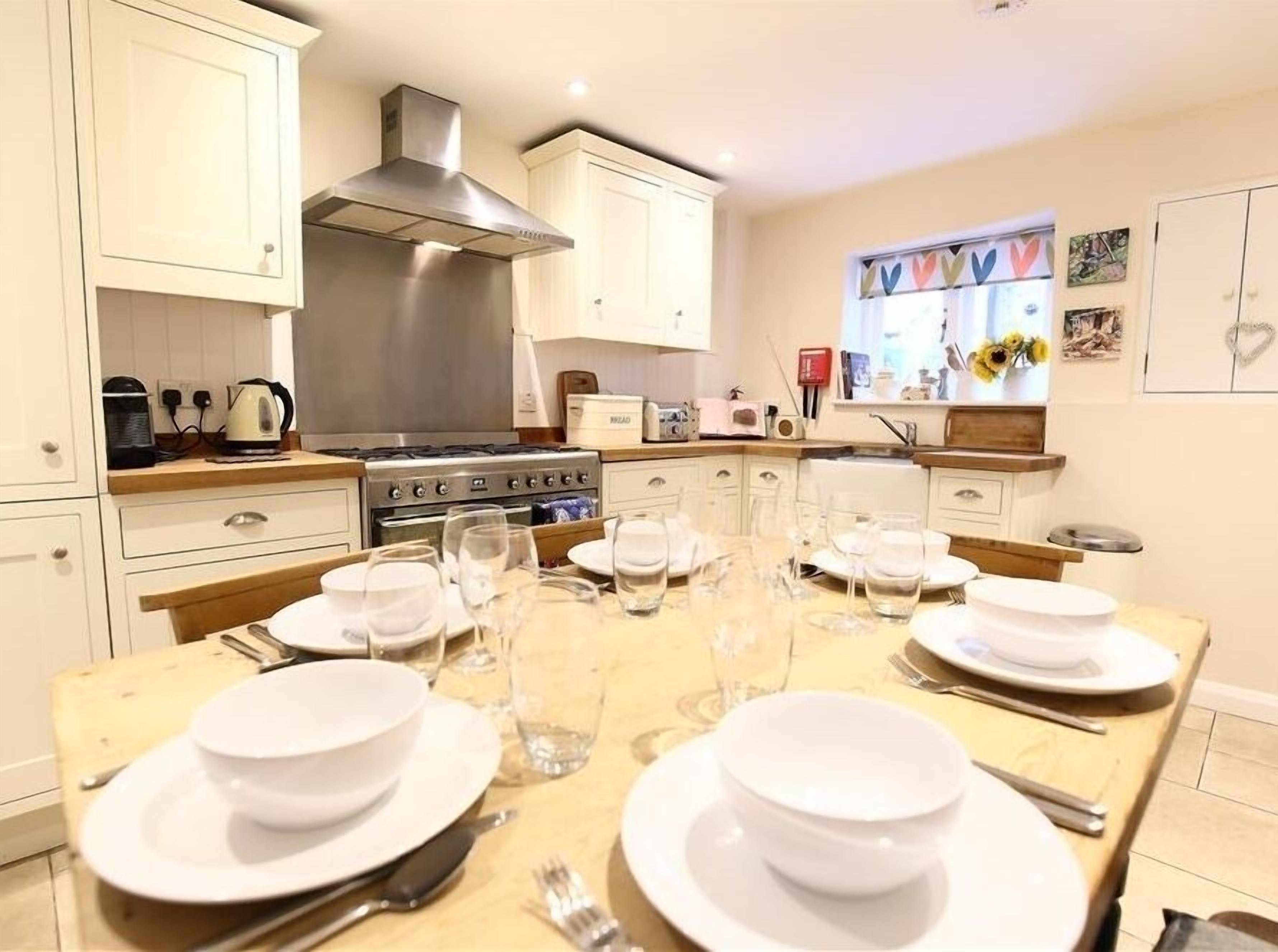 Stuga | Eget kök | Diskmaskin, barnstol och grytor/köksredskap