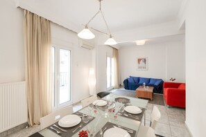 Apartment, 2 Schlafzimmer, Stadtblick | Wohnbereich | Flachbildfernseher