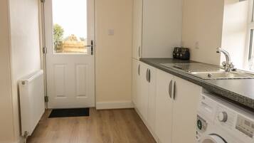 Cottage | Private kitchen | Fridge, microwave, stovetop, dishwasher