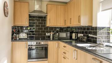 Cottage | Private kitchen | Fridge, microwave, stovetop, dishwasher