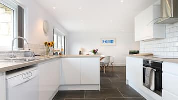 Casa de campo | Cocina privada | Placa de cocina, lavavajillas, trona infantil y utensilios de cocina