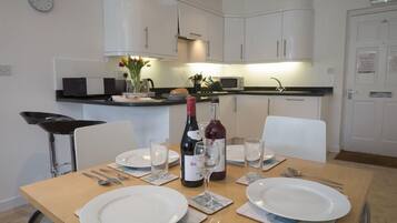 Cottage | Private kitchen | Fridge, stovetop, high chair, cookware/dishes/utensils