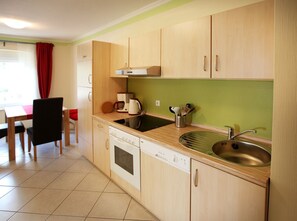 Appartement, rez-de-chaussée | Cuisine privée | Grand réfrigérateur, four, plaque de cuisson, cafetière/bouilloire