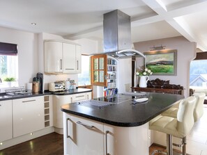 Cottage | Private kitchen | Microwave, stovetop, dishwasher, cookware/dishes/utensils - St Elmo Lodge (Salcombe)