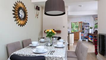 Cottage | Bếp riêng | Lò vi sóng, bếp nấu, máy rửa bát, dụng cụ nấu nướng/bát dĩa/dao nĩa