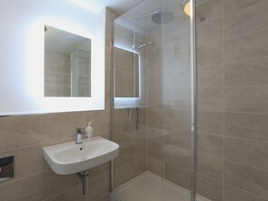 Cottage | Bathroom | Shower - 2 Poundstone Court (Salcombe)