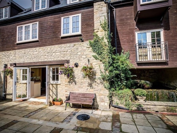 Cottage | Interior - Mill Race (Burford)