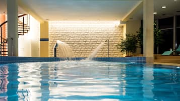 Piscine couverte, accÚs possible de 11 h 00 à 21 h 00, chaises longues