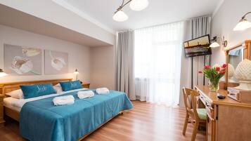 Suite estudio | Decoración personalizada, muebles diferentes y escritorio