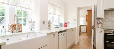 Cottage | Private kitchen | Fridge, microwave, stovetop, dishwasher