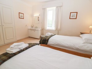 Cottage | 8 bedrooms, individually decorated, individually furnished, free WiFi - Home Farm (Witney)