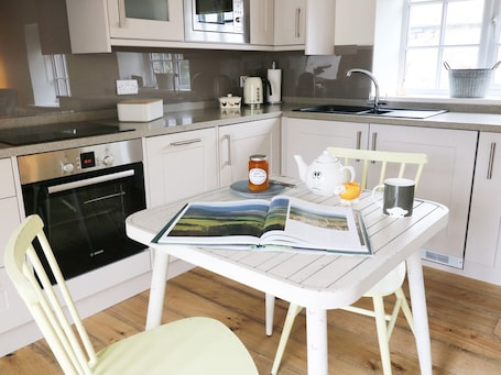 Cottage | Private kitchen | Dishwasher, cookware/dishes/utensils