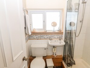 Cottage | Bathroom | Shower, hair dryer