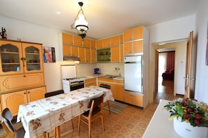 Appartement, 2 chambres | Cuisine privée | Réfrigérateur, un four, surface de cuisson, cafetière-théière