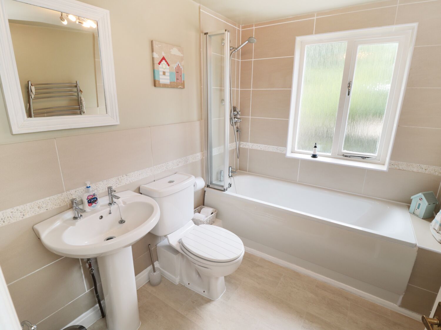 Une salle de bain équipée d’un lavabo, de toilettes, d’une douche et d’une baignoire.