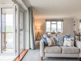 Cottage | Living area | TV