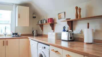 Cottage | Private kitchen | Oven, stovetop, dishwasher, cookware/dishes/utensils