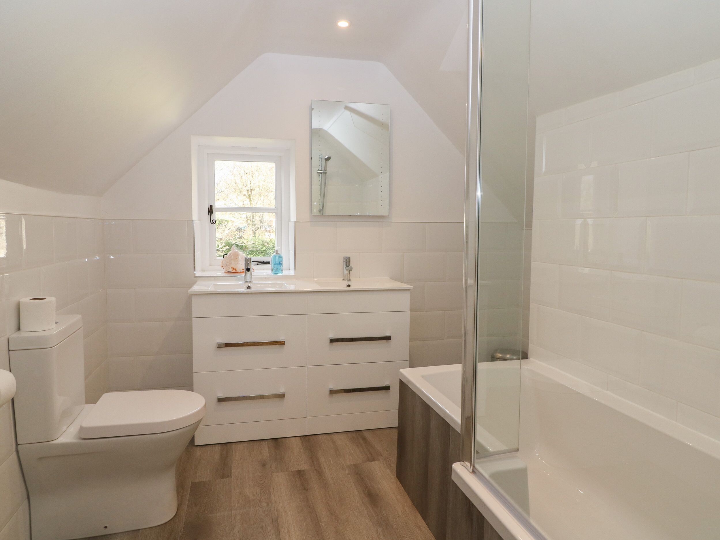 Une salle de bain moderne équipée de toilettes, d’un lavabo et d’une douche.