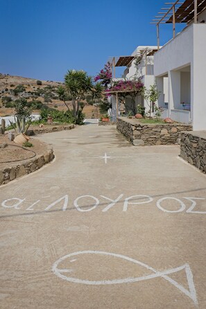 Property grounds - Ailouros summer hotel (Naxos)