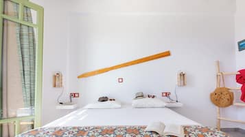 Een minimalistisch slaapkamer met een bed, nachtkastjes en een houten balk aan het plafond.