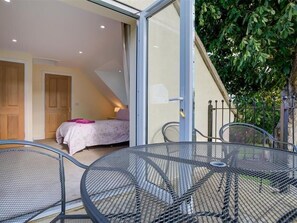Ein Schlafzimmer mit Bett, Fenster und Tür.
