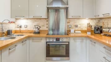 Cottage | Cucina privata | Lavastoviglie, bollitore elettrico, tostapane