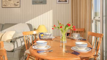 Cottage | Privékeuken | Een koelkast, een magnetron, een kookplaat, kookgerei, borden en bestek