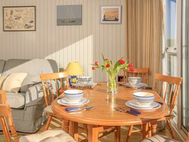 Casa de campo | Cocina privada | Frigorífico, microondas, placa de cocina y utensilios de cocina