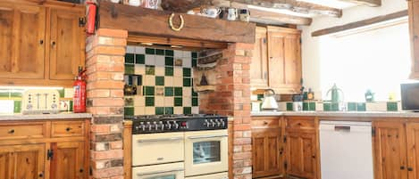 Cottage | Private kitchen | Dishwasher, cookware/dishes/utensils