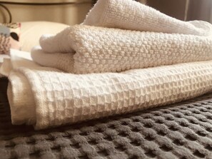 Regadera, amenidades de baño gratuitas, secadora de cabello, toallas